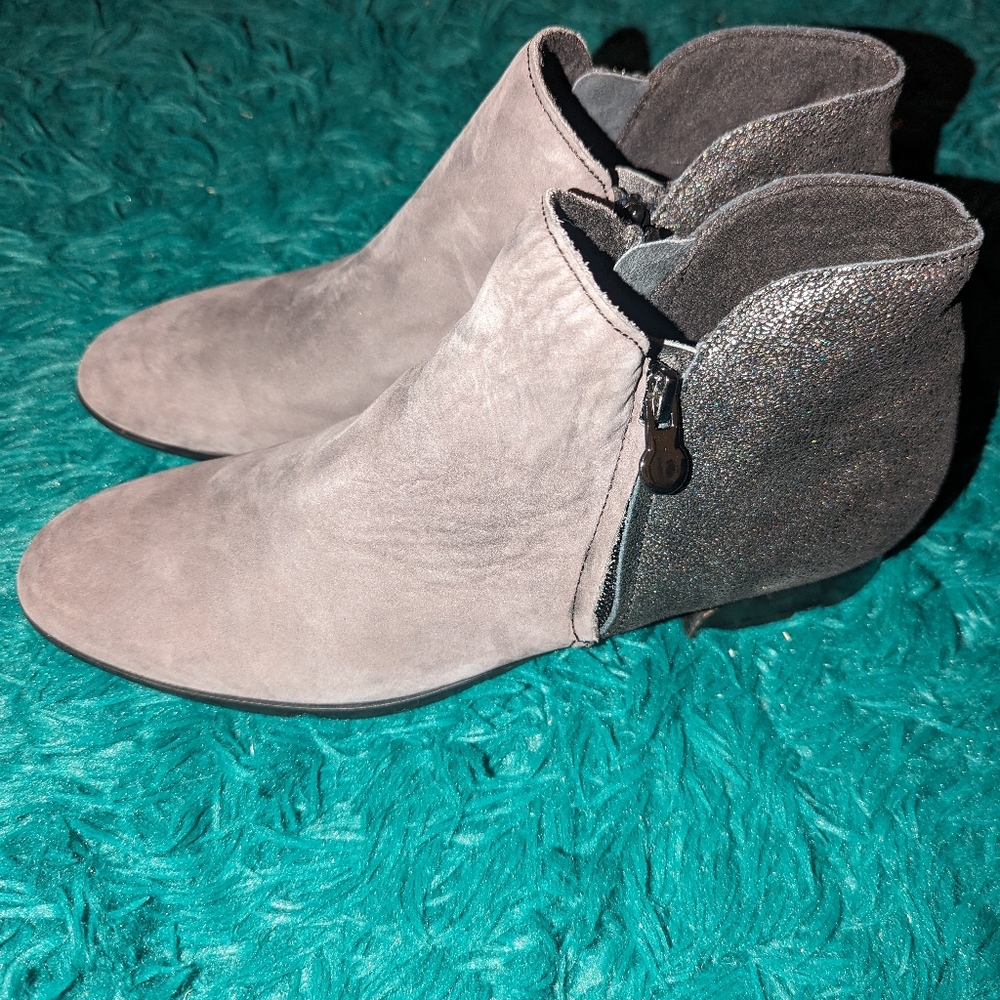 Munro women's boots size 9.5 super slim